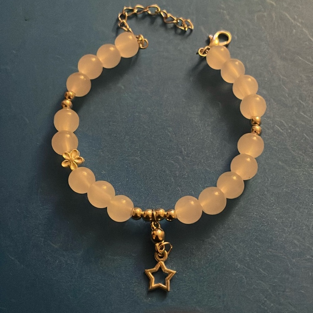 Star white beaded bracelet white and sliver with star middle charm